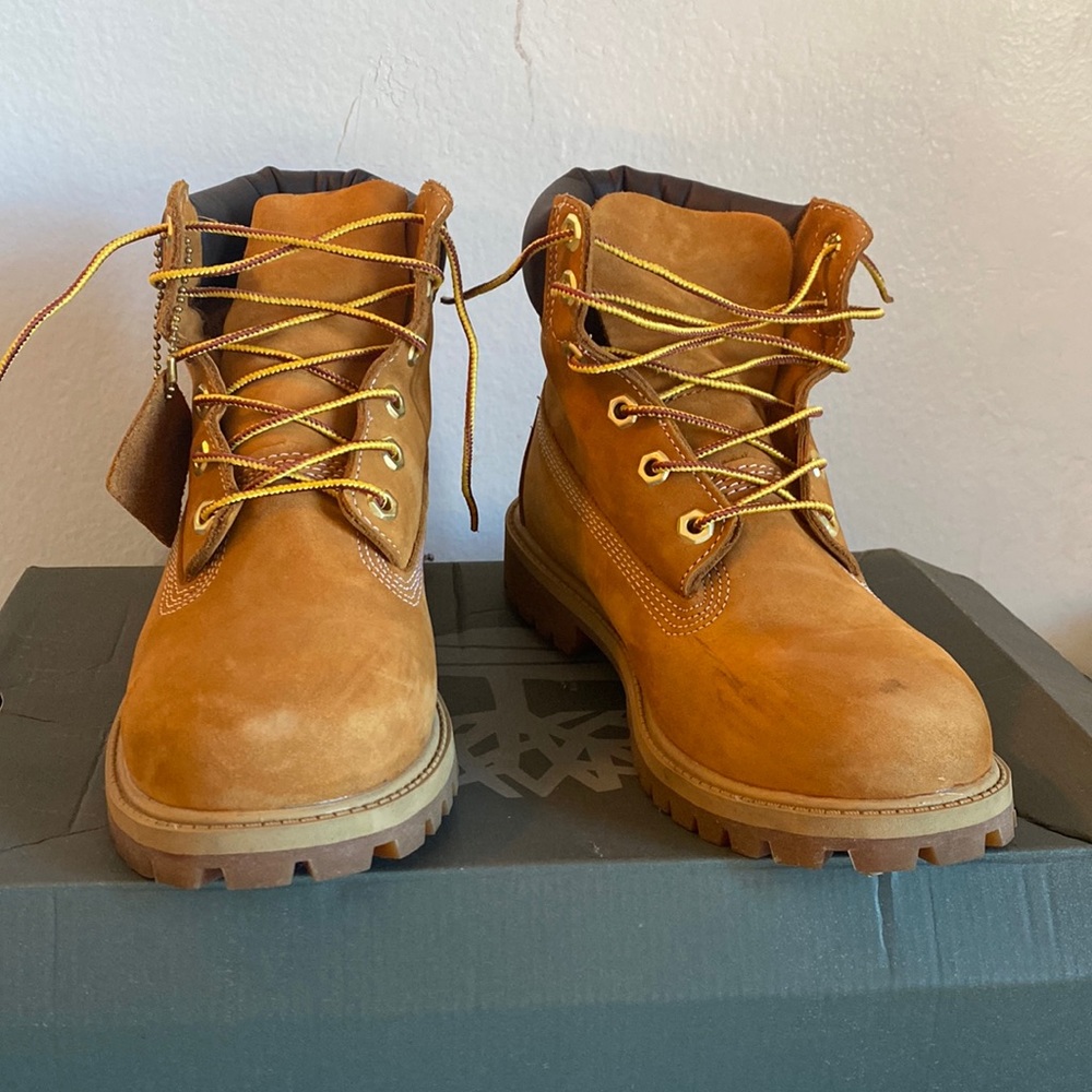 Junior Timberland 6inch Waterproof boots - size 4.5 - color Wheat